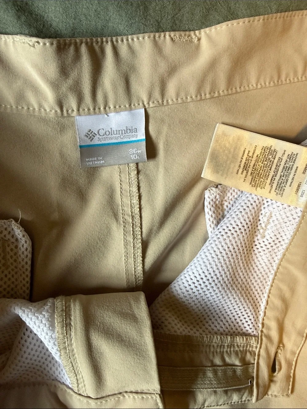 Columbia Men's Light Beige Cargo Shorts